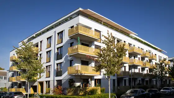 Außenansicht eines Wohngebäudes mit Balkonen