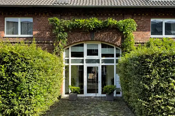 Hauseingang Backsteingebäude nach dem Grünrückschnitt 