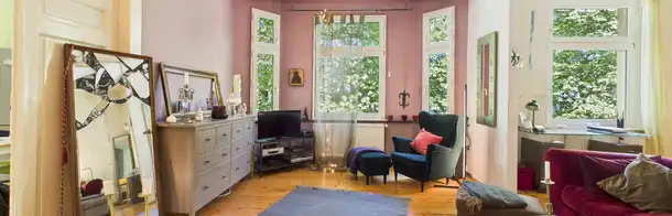 Blick in ein gemütlich eingerichtetes Wohnzimmer