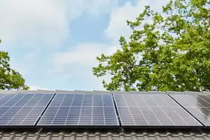 Ein Dach mit Photovoltaikanlage